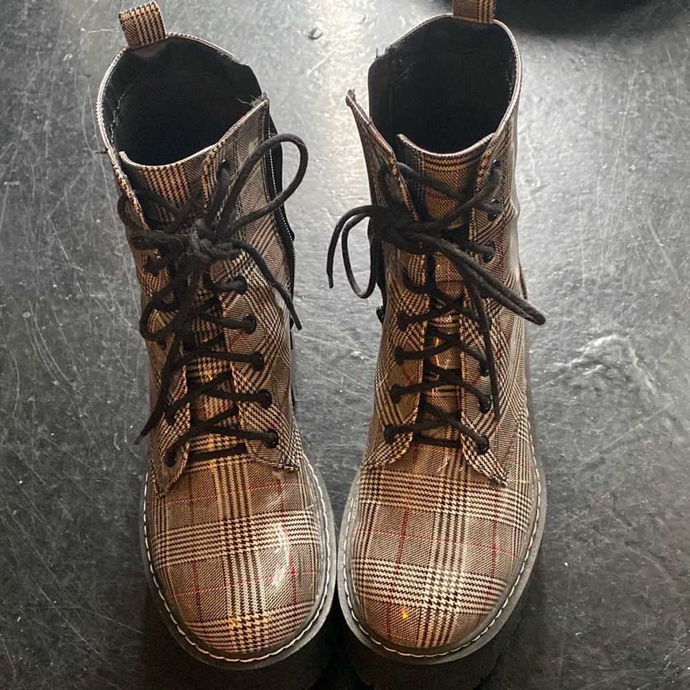 Soda size 8 plaid platform lug sole boots lace up